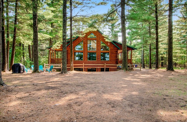 Lovely lakefront home with fireplace, game room, kayaks, & washer/dryer-dogs ok