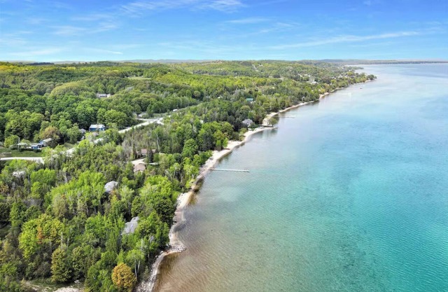 Lovely Lakehouse by Grand Traverse Bay. Pet Friendly!