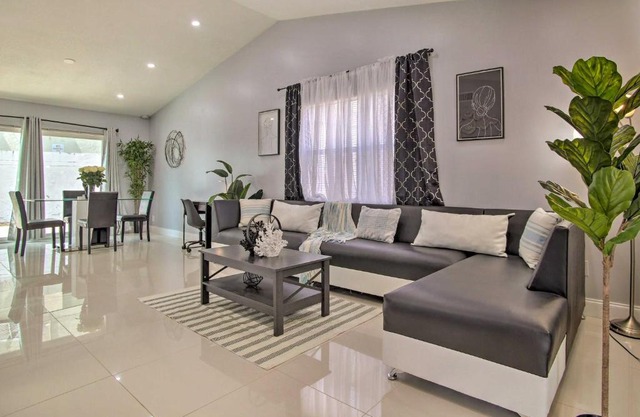 Lovely Lauderhill Retreat Less Than 12 Mi to Beach!