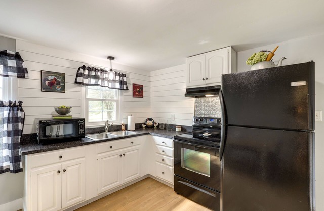 Lovely Leicester Home w/ Stunning Mountain Views!