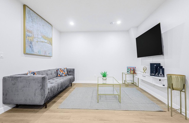 Lovely new 2 bedroom apartment.15 mins to Airport