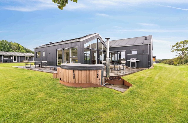 Lovely, new-built cottage near sea