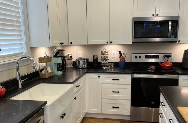 LOVELY NEW - OPEN FLOORPLAN TOWNHOME - UP TO 4 GUESTS