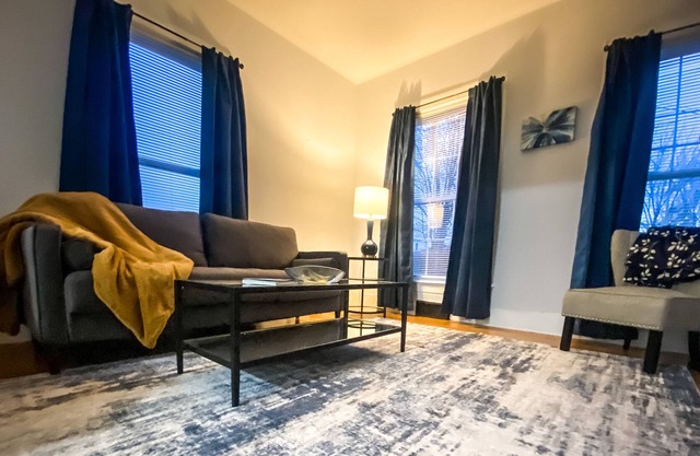 Lovely newly renovated/decorated fully furnished 3 bedroom. Sleeps 6 people.