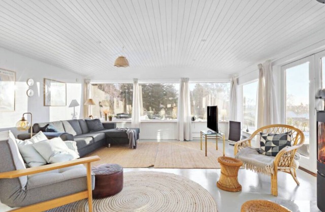 Lovely newly renovated cottage with room for a large family.
