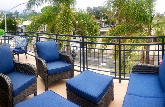 Lovely One Bedroom Apt. In The Heart Of La Jolla Village. Walk To Everything!