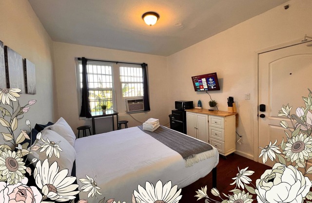 Lovely Queen Studio for 2!