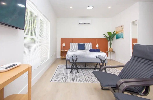 Lovely rental unit with outdoor garden and firepit