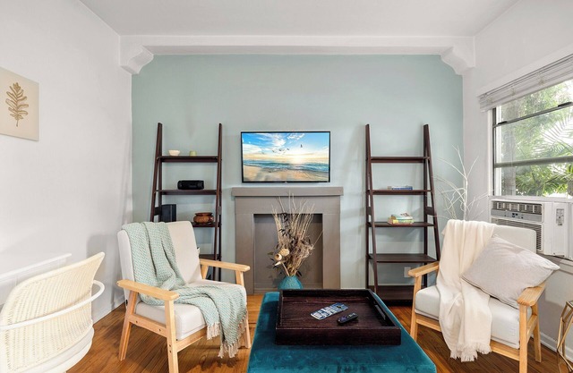 Lovely Santa Monica Chic 1BR Private W/D & Free Street Parking