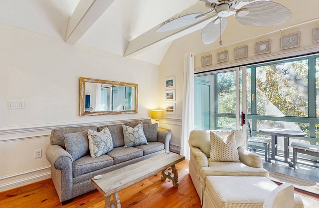 Lovely second-floor villa w/great location – walk to beach, golf & activities