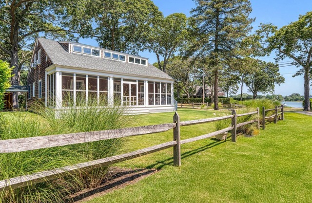 Lovely Shelter Island cottage with panoramic bay views, secluded, screened.