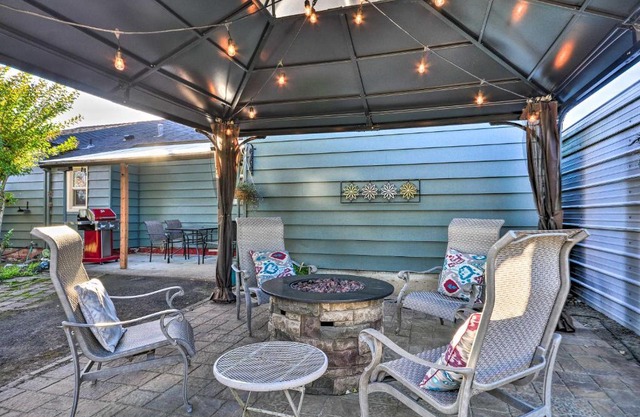 Lovely Sherwood Retreat with Yard, Walk to Old Town!