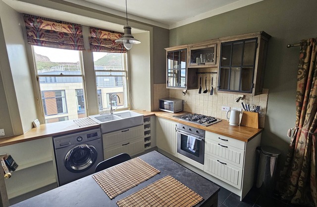 Lovely Southside Flat, Short Walk to Royal Mile, overlooking Arthur's Seat.