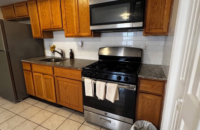 Lovely, Spacious 2-bedroom apartment in Newark near airport with WiFi