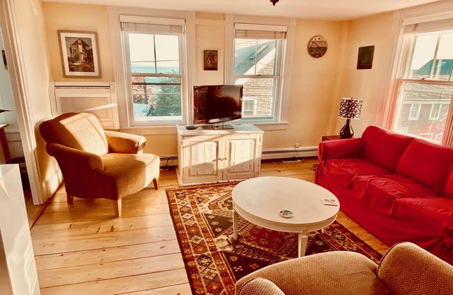 Lovely Spacious, Perfect West End Location, Water Views, Parking!