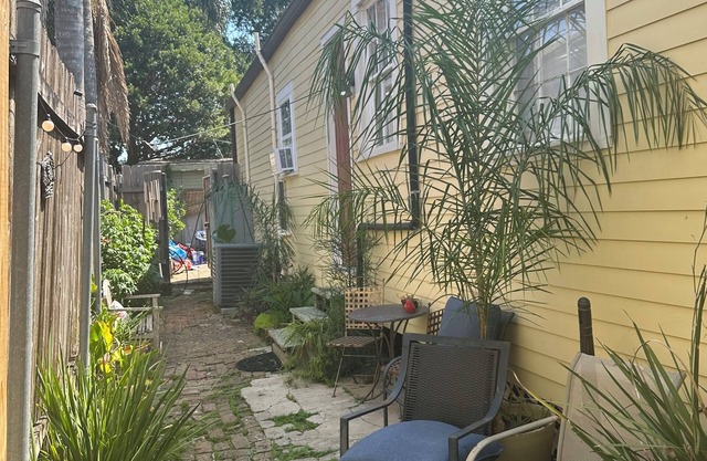Lovely studio located in the Lower Garden District with private garden patio.
