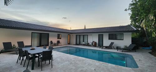 Lovely Studio Suite - Heated Pool - 10 mins Beach