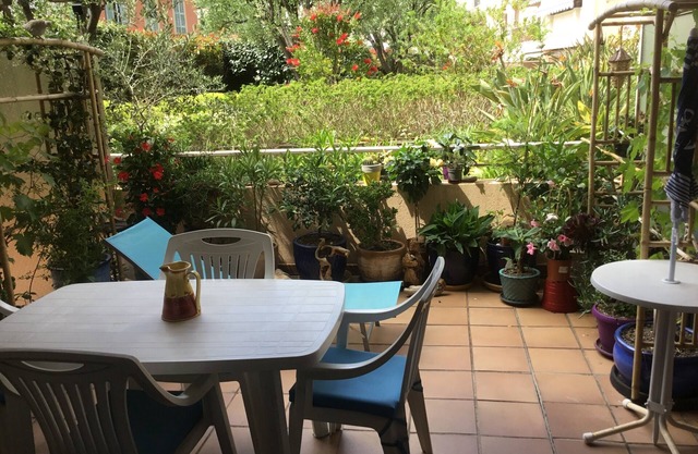 Lovely Studio, Terrace overlooking garden, WIFI, Air conditioning, Shops nearby, Beach 7 mns.