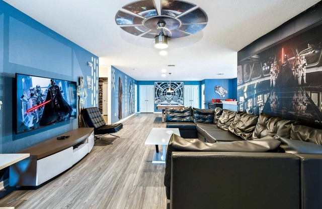 Lovely themed 9BR House - Unique Game Room, Pool + Hot Tub - Ideal for families!