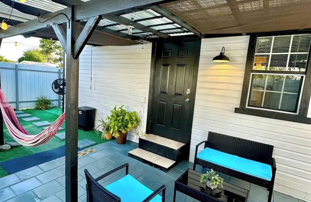 Lovely tiny house with AC in West Palm Beach