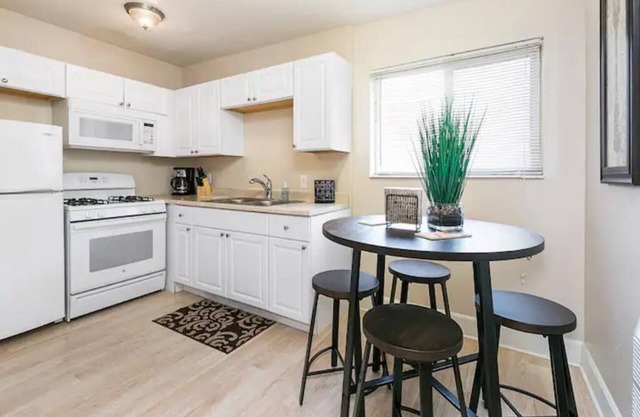 Lovely top floor corner apt in trendy SugarHouse