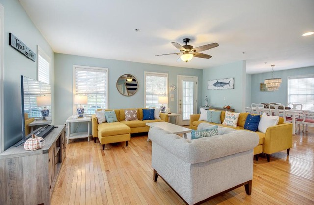 Lovely Tybee Island Home with Deck Less Than 1 Mi to Beach!