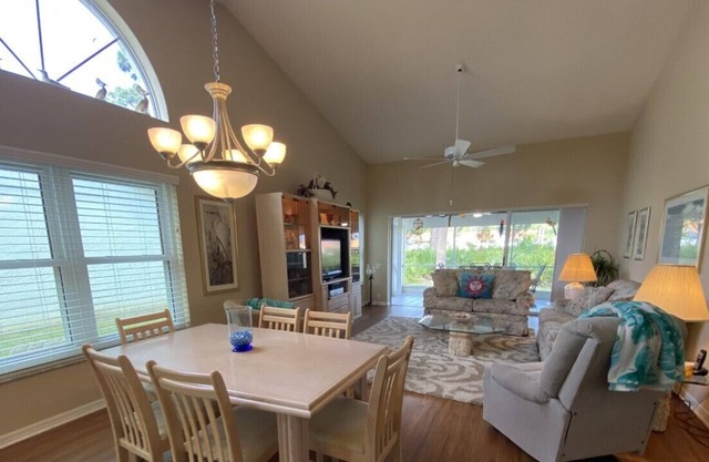 Lovely Venice Home- 10 Minutes From the Beach!