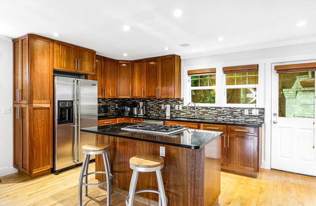 Lovely, walkable home with decks, patio, fireplaces, WiFi & AC - dog-friendly