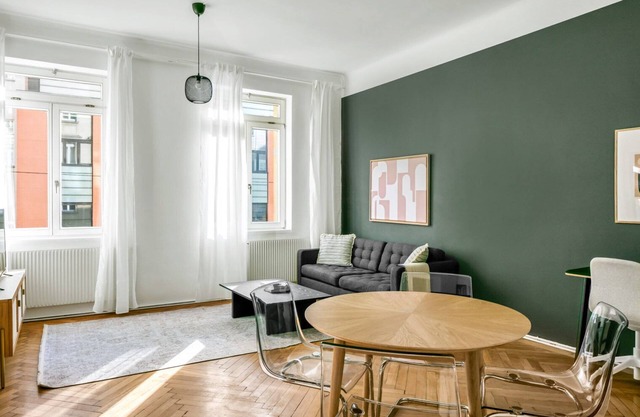 Lovely Wieden 1BR w/Elevator, walk to city center & Metro, by Blueground
