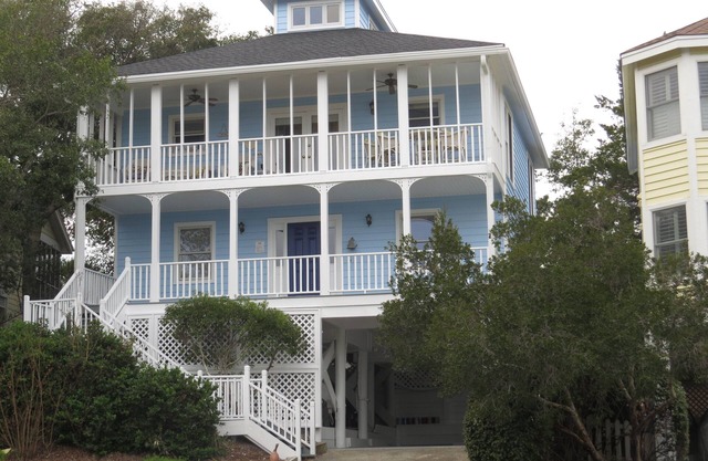 Lovely Wild Dunes home with golf cart and pool access - one block to the beach