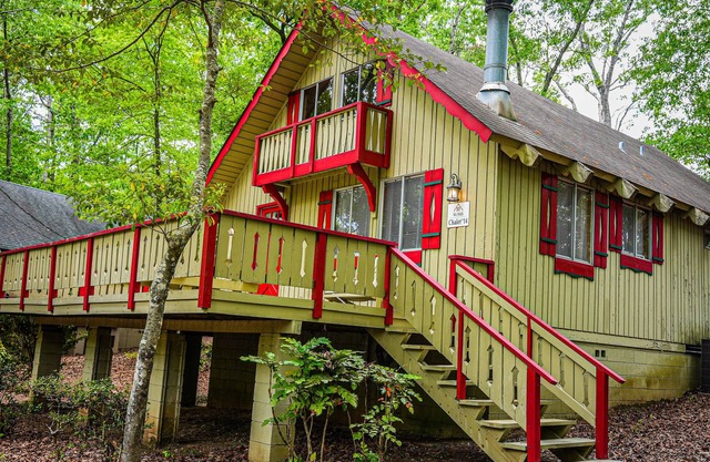 Lovely wooded view chalet is your weekend escape!