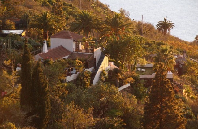 Lovingly furnished country house, large garden, 3 terraces, great sea views