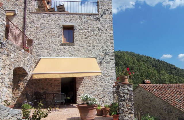 Lovingly restored apartment in stone ensemble with sea view