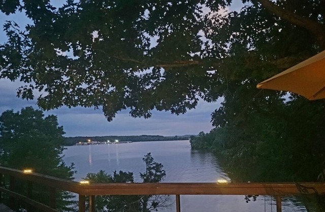 Low April nightly rate. sleeps 4 with boat dock on TN River/KY Lake