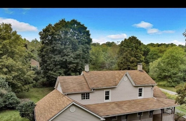 Low key 3 bedroom 1 acre villa with a pool !!