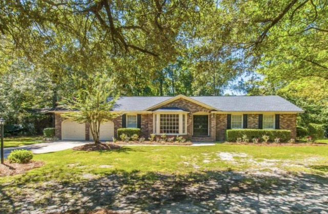 Lowcountry Family Home in Great Neighborhood, street ends at waterfront Park,