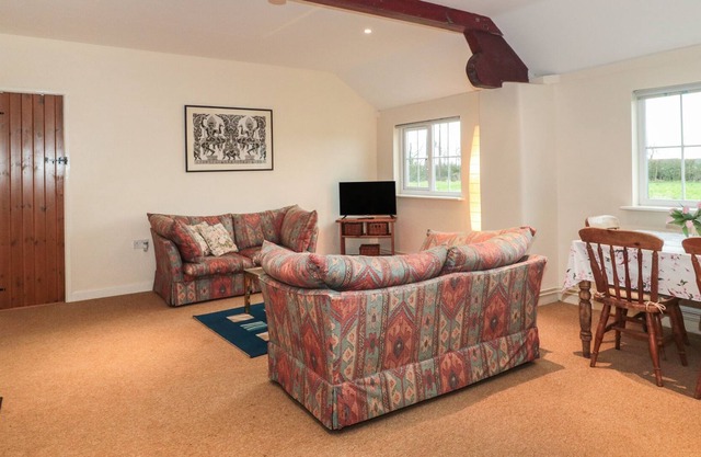 LOWER FARM BARN, pet friendly, character holiday cottage in Marnhull