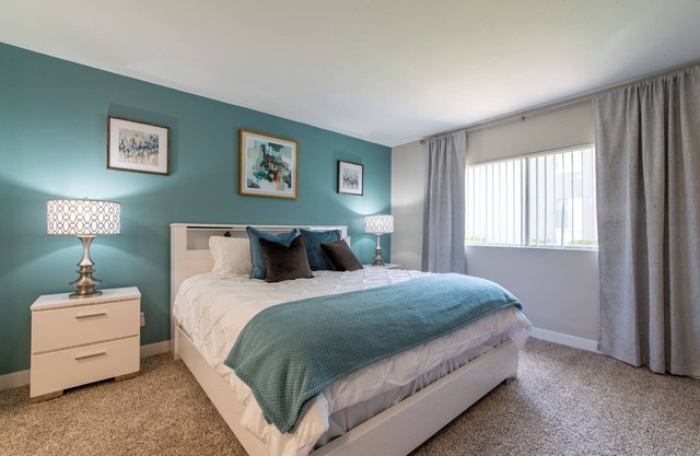 Lower prices for evacuees affected by fires. Charming 2bd/2bth fast WiFi WFH!