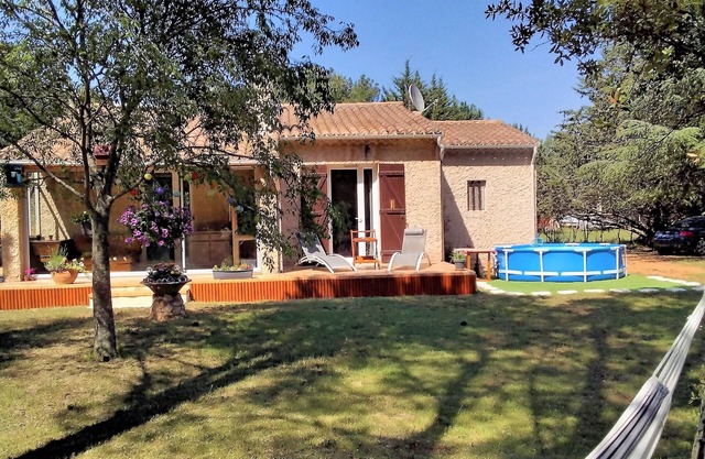 Luberon, detached house, 1400m2 garden in the garrigue of Provence