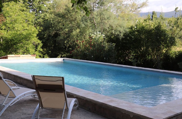 Luberon quiet house between vineyards and olive groves
