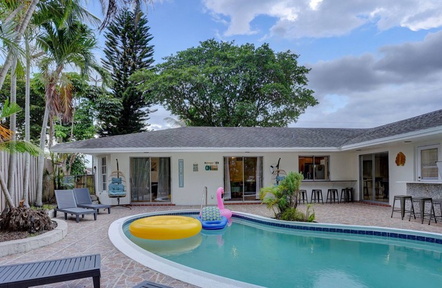 Lucky Day Lake House- “AMAZING FORT LAUDERDALE”WATERFRONT+PERGOLA+POOL+JACUZZI