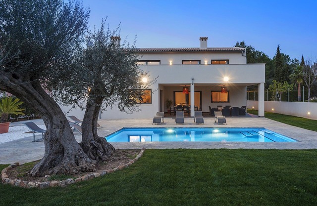 Lujosa Villa Eulalia Romero situated in Mal Pas Alcúdia with Pool