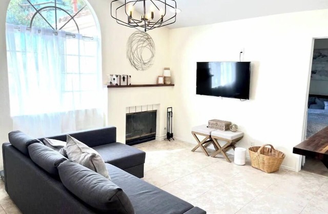 Luminous condo with corner view walking distance from lake!