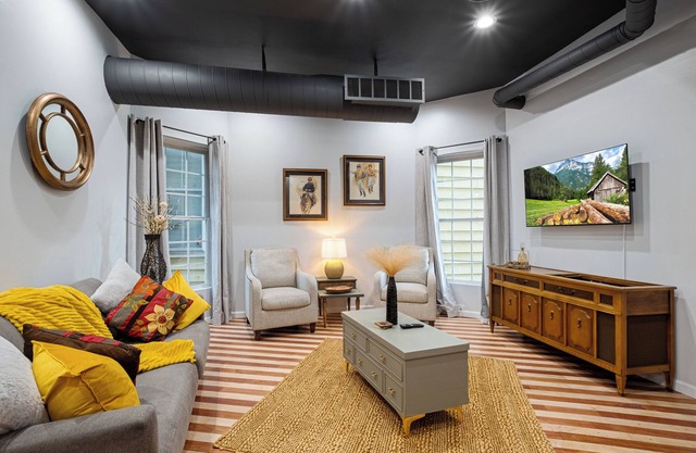 Lush 3BD Newly Renovated 1st FL By Churchill