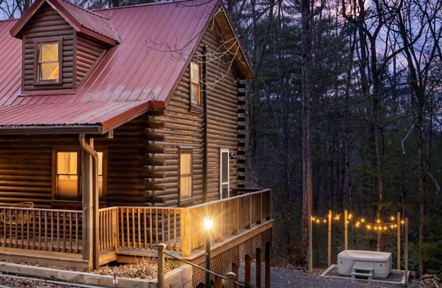 Luury Stay: HGTV Log Cabin*Hot tub*Arcade*EV*Fire Pit*Nature