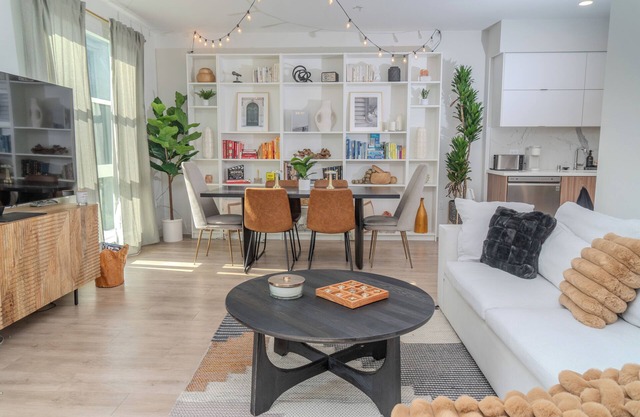 Lux 1BR Hollywood Retreat - Steps to Walk of Fame!