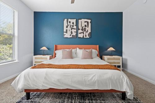 Lux 1BR - Pool, BBQ - Near Med District & Nightlife - Gated Community