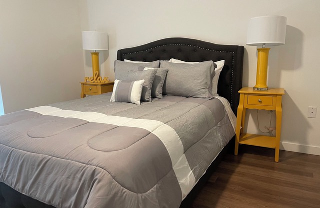 Lux 2BD condo with pool, gym, hot tube, barbecue, free parking