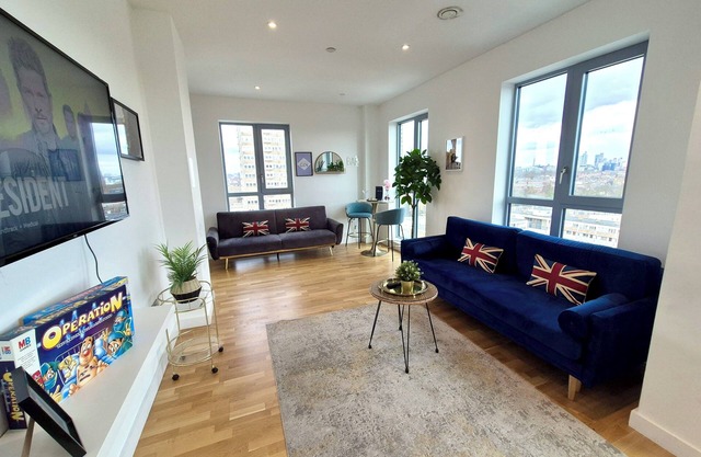 Lux 3-Bedroom Battersea Penthouse w/3 Private Balconies near Clapham, Nine Elms