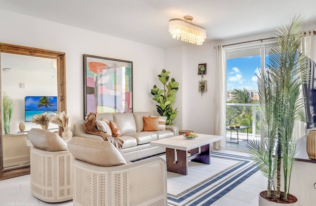 Lux 3BR City-View Retreat in Hollywood, 4th Floor